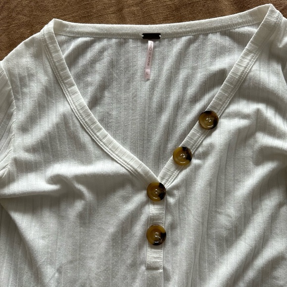 White long sleeve - Picture 2 of 3